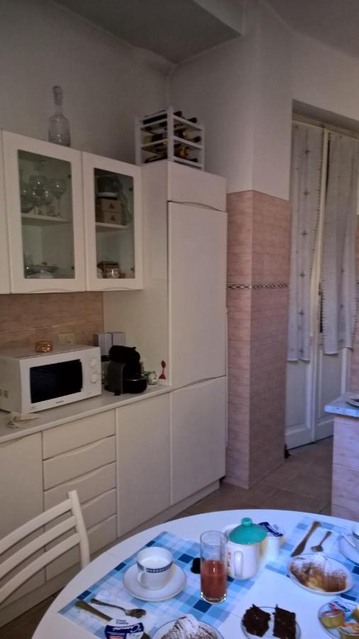 Around The Corner Colosseo B&B Рим Екстер'єр фото