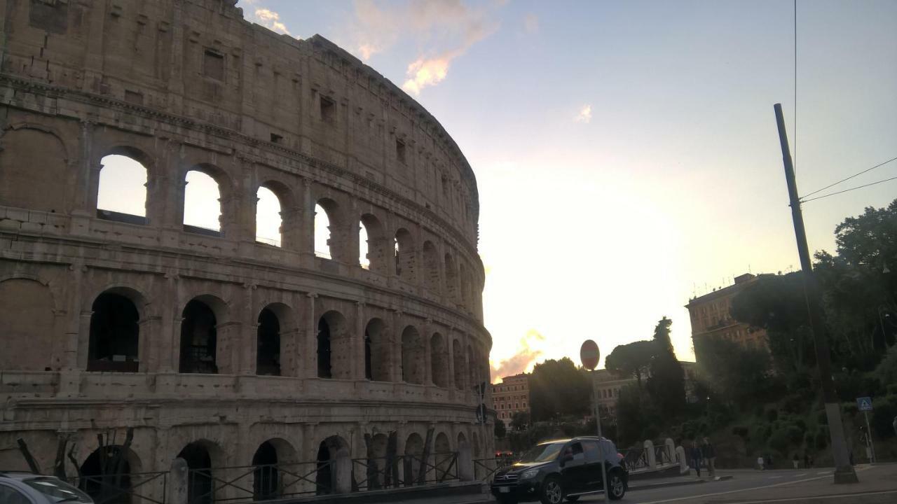 Around The Corner Colosseo B&B Рим Екстер'єр фото